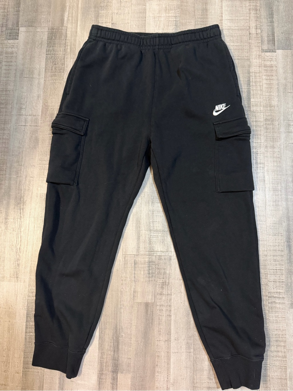Nike Cargo Joggers Mens Medium Black Fleece Sweatpants Swoosh Pockets Tapered